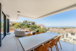 Villa Vida - Luxury Panorama Seaview Penthouse in Organic-Boho Design with Pool, Gym, Spa
