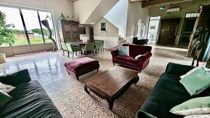 Maisons de vacances Chateau au milieu du vignoble avec piscine a 10 mn des plages : photos des chambres