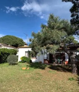 Casita rústica con jardín y piscina - Fornells