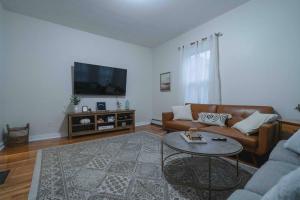 Cozy 2BR-Walk to Tufts & Green Line, Near Boston!