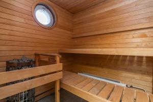 3 Makuuhuonetta, Sauna