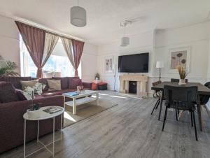 Beautiful 4 Bedroom Apartment - Sleeps 12 people