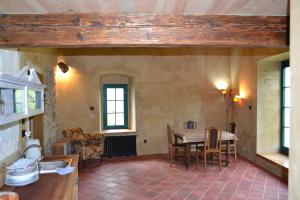 Slavonice Modletice chalupa s řekou a rybníky pro rodiny