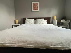 private room with queen bed in richmond 202