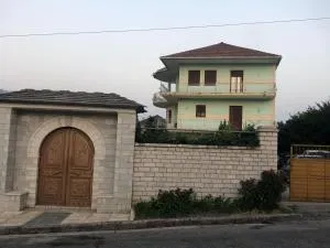 Villa Orhan Lazarat - Peshkëpia e Poshtme