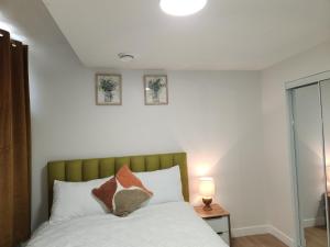 Brand New Deluxe 2 Bedroom Suite with AC & Den
