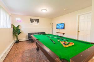 Roomy Boston 5BD-3BA-Pool Table-Free Parking