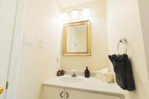 Roomy Boston 5BD-3BA-Pool Table-Free Parking