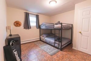 Roomy Boston 5BD-3BA-Pool Table-Free Parking