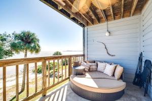 Cedar Key Condo with Balcony and Gulf Views!