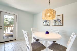 Cedar Key Condo with Balcony and Gulf Views!