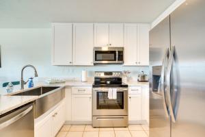 Cedar Key Condo with Balcony and Gulf Views!