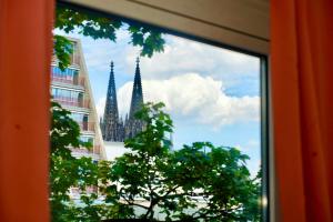 Trendy Central Apartment with Cologne Cathedral View