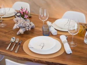 Giraud I - Luxurious secluded villa next to the sea