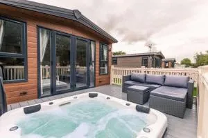 The Serenity Lodge with Hot Tub - Allerthorpe