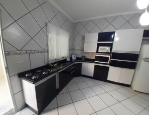 Casa linda com piscina a menos de dois minutos dos maiores Centros Turisticos de Aparecida