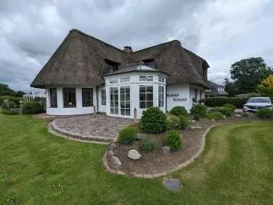 Unter Reet mit großem Garten - Immenstedt