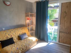Villages vacances Maisonnette dans village vacances canape convertible , chambre 1 lit et mezzanine ,draps en plus : Mobile Home