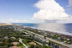 Serene Sea Woods Escape In A Spacious 2-bedroom Condo - 埃奇沃特