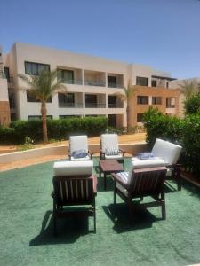 Whispering Waters Two Bedroom with a Garden Azha