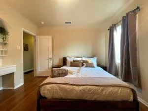 Rustic 3BR 2BA LA Home Near LAX - 英格尔伍德