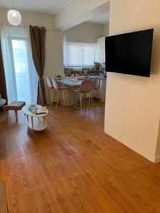 Acropolis Sidewalk view