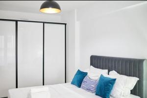 Infinity White Sparrow