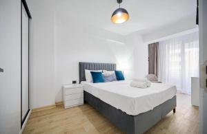 Infinity White Sparrow