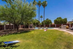 Sunshine on Sells, Pool & BBQ Grill