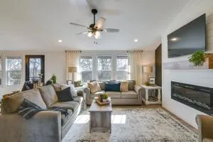 The Retreat on Reno Home with Hot Tub and Deck! - Reeds Spring