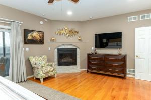 Secluded 4 bedroom with hot tub minutes from campus
