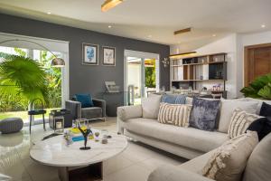 Beachfront 3BD Luxury Villa with full hotel access