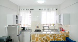 Aries Executive Suites -Executive 1-BR , Secure Parking ,Fast WI-FI , Work desk -F102