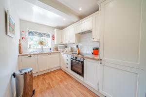 Beautiful Riverside Cottage with Large Garden, 2BR