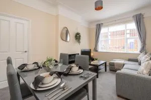 Large cosy house - free on street parking - Childwall