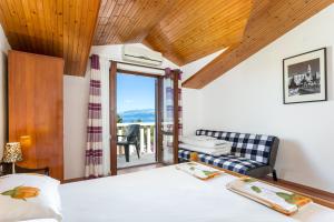 Apartments with parking space Supetar, Brac - 5670