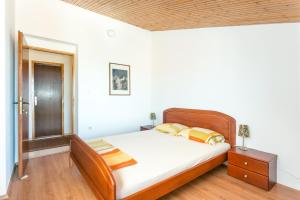 Apartments with parking space Supetar, Brac - 5670