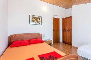 Apartments with parking space Supetar, Brac - 5670