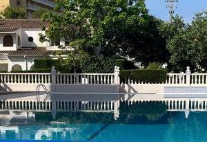 Chalet Súper agradable con piscina en urbanización frente a la playa