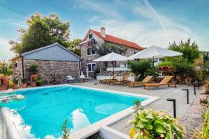 Villa Stone Garden - Private Heated Pool & Outdoor Cinema