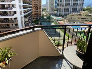 Confortável Suite com varanda na praia Barra da Tijuca