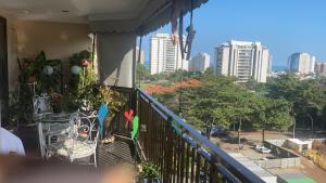 Confortável Suite com varanda na praia Barra da Tijuca