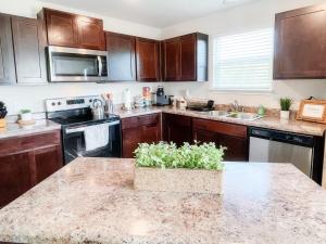 Stylish Family Home Near Lackland POOL