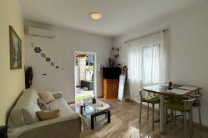 Family friendly apartments with a swimming pool Pula - 22040