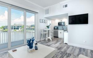 Manatee Suite 1 Funky Fish House at Cape Harbour