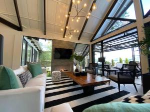 AM009 Beautiful Cozy Lake Home