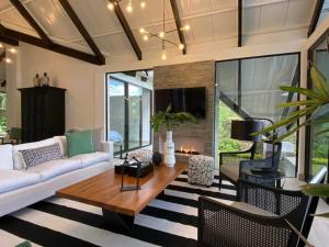 AM009 Beautiful Cozy Lake Home