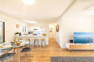 Shoreline, 9 1 Intrepid Cl - 200m to Shoal Bay beach and wifi