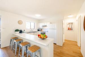 Shoreline, 9 1 Intrepid Cl - 200m to Shoal Bay beach and wifi