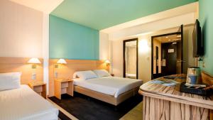 Hotels Kyriad Montbeliard Sochaux : Chambre Supérieure avec 1 Lit Double et 1 Lit Simple